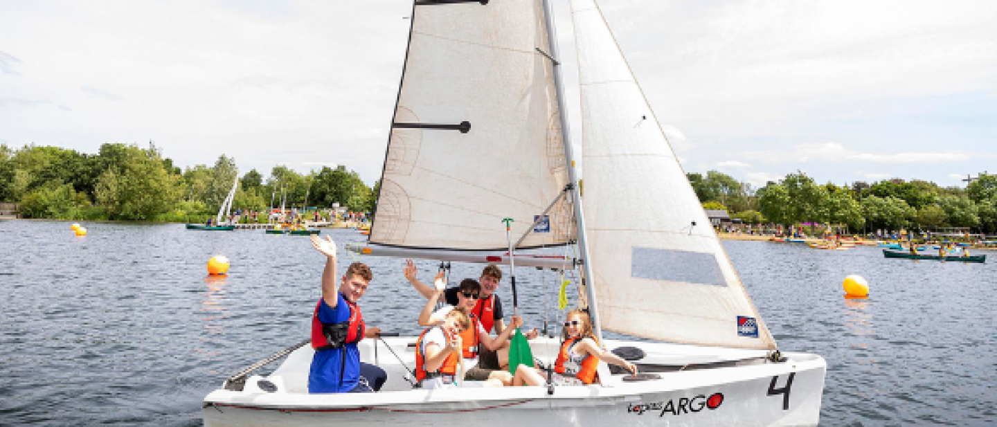 School children sailing with a professional instructor